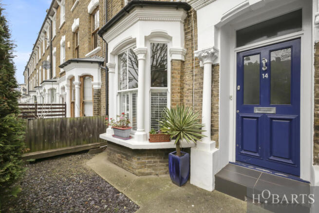Charming One-Bedroom Maisonette with Private Gard
