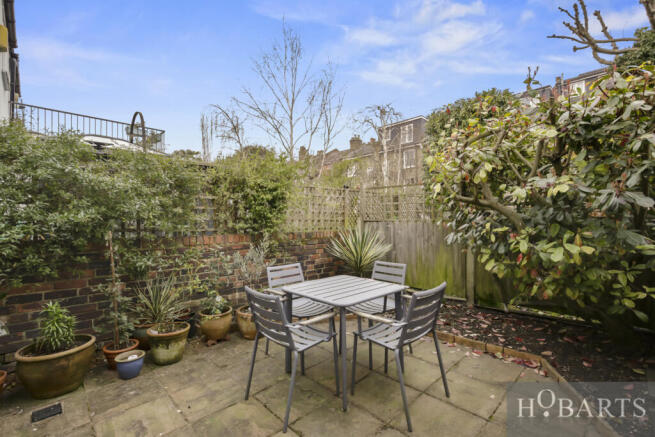 Charming One-Bedroom Maisonette with Private Gard