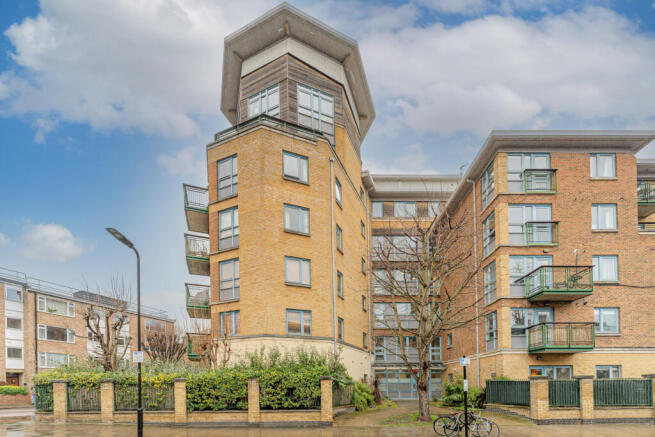 Charming Two Bedroom Purpose-Built Flat with Priv