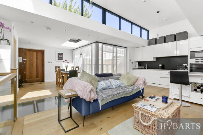 Stunning 2-Bedroom Detached House on Dagmar Road