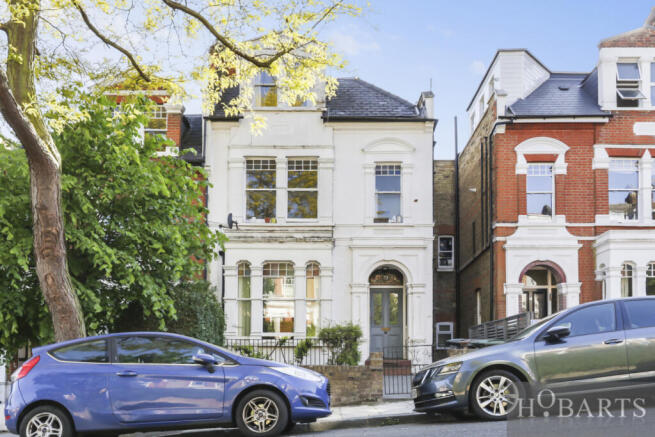 Stylish Two-Bedroom Maisonette with Garden in Pri