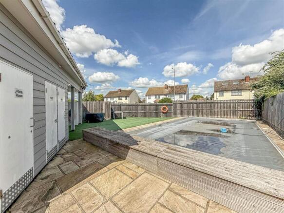 Shared Garden With Swimming Pool
