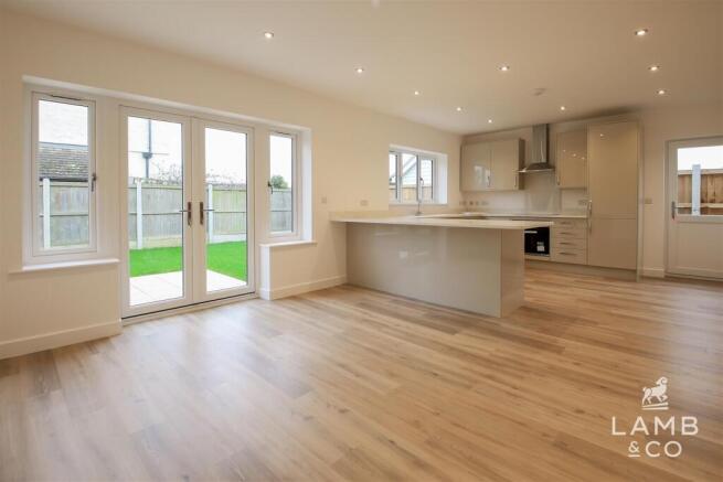KITCHEN/LIVING