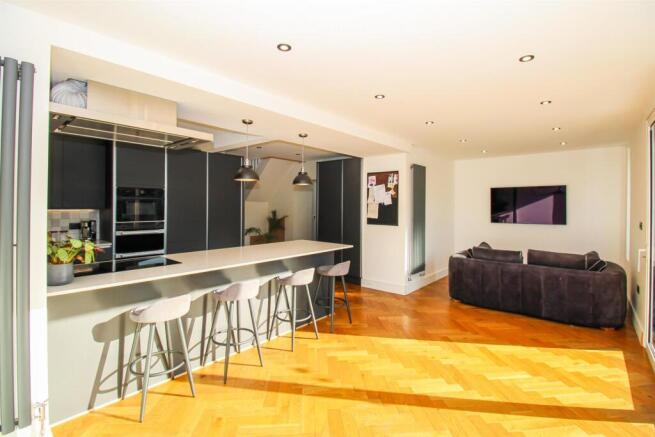 SITTING/DINING AREA