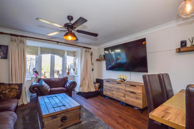 6 Jasmine Gardens living.jpg