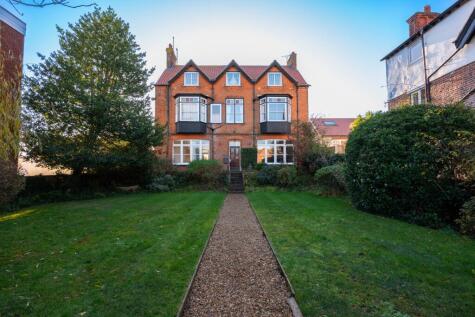 Renovated 2/3 Bed Ground Floor Apartment with Private Courtyard Within Walkin Distance to Sheringham High Street.