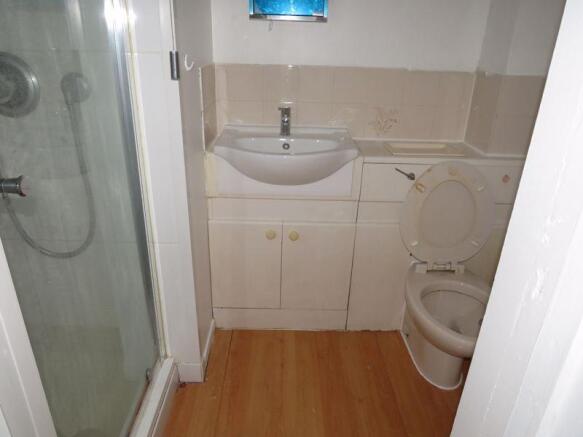 53-hawthorneCrescentBathroomNew.jpg