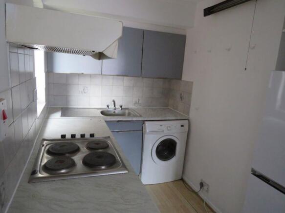 53-hawthorneCrescentKitchenNew.jpg