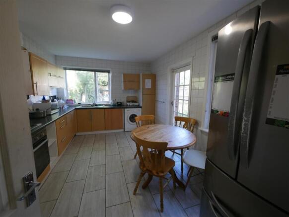 174CE KITCHEN.JPG