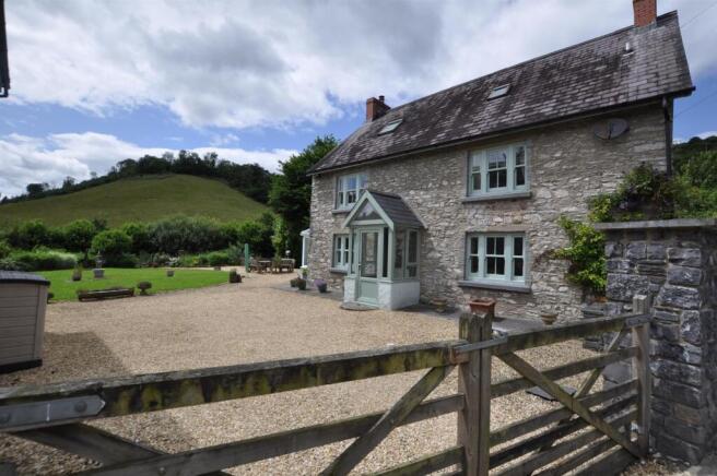 Stunning Double-Fronted Country Home with Beautifu