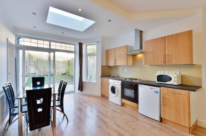 2@32 Clifton Gdns.02.jpg