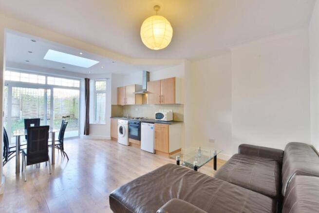 2@32 Clifton Gdns.01.jpg