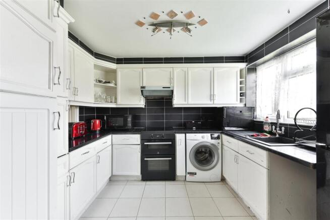 (Clean) 203 Gilders Road-Chessington (2 of 13).jpg