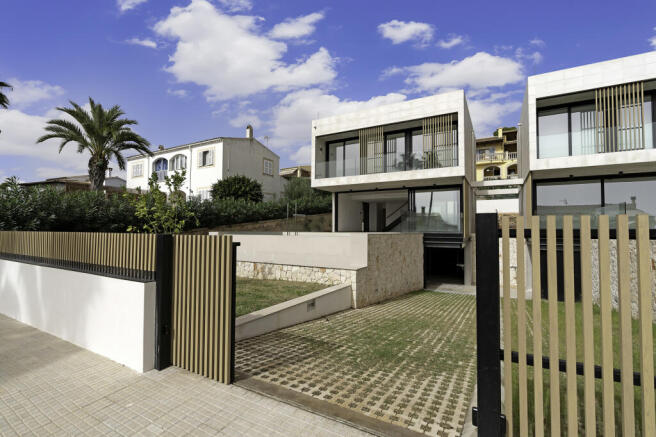 Außenansicht aufs Haus von der Einfahrt