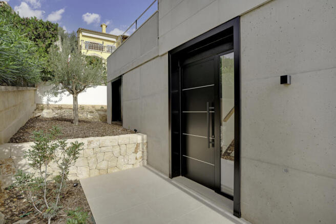 Eingang seitlich am Haus