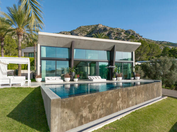 Overflow pool with outdoor areas and garden