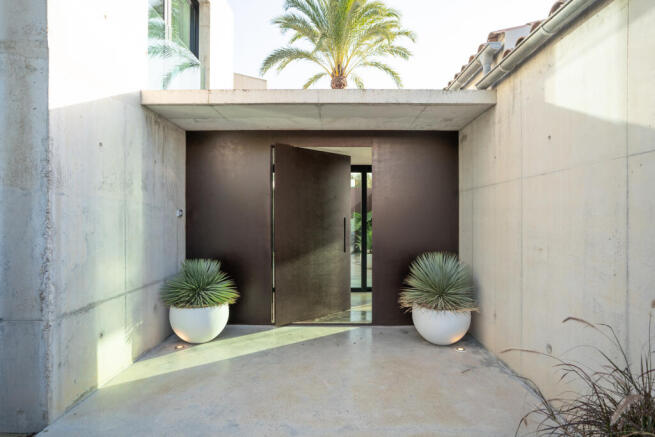 Entrance area with large security door made of corten steel