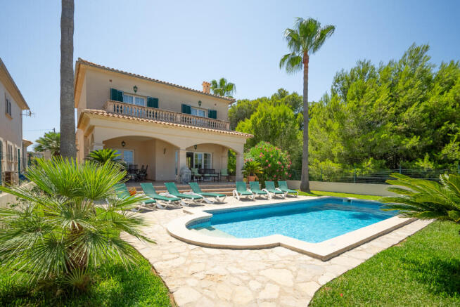 Garten- und Poolseite des Hauses mit eingewachsenem Garten