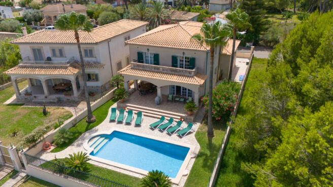 Surf-Villa mit Pool und umliegendem Garten