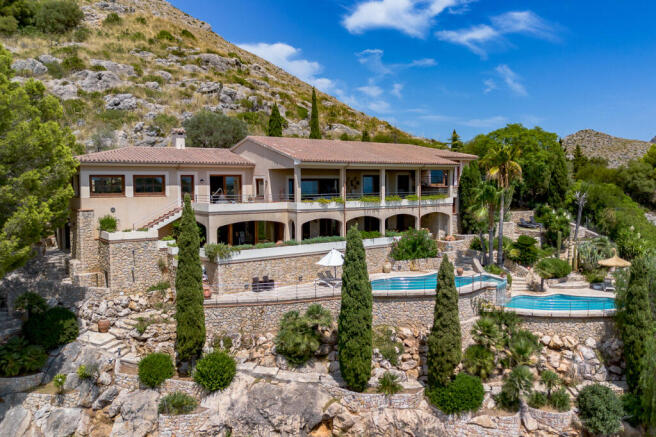 Villa mit terrassiertem Pool und Garten, sowie spektakulärem Meer- und Weitblick