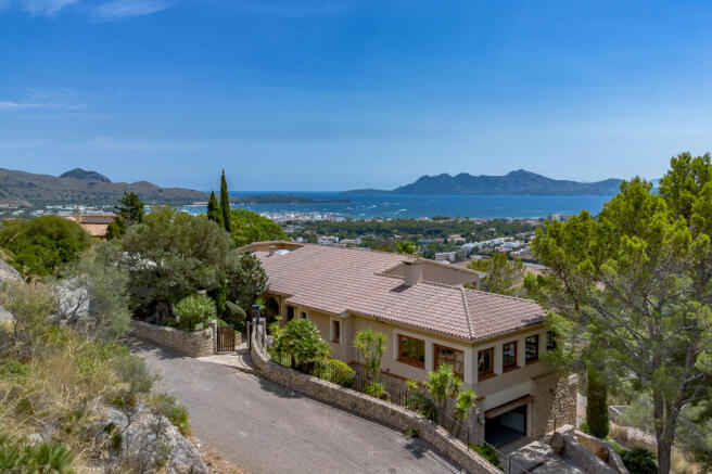 Villa mit terrassiertem Pool und Garten, sowie spektakulärem Meer- und Weitblick