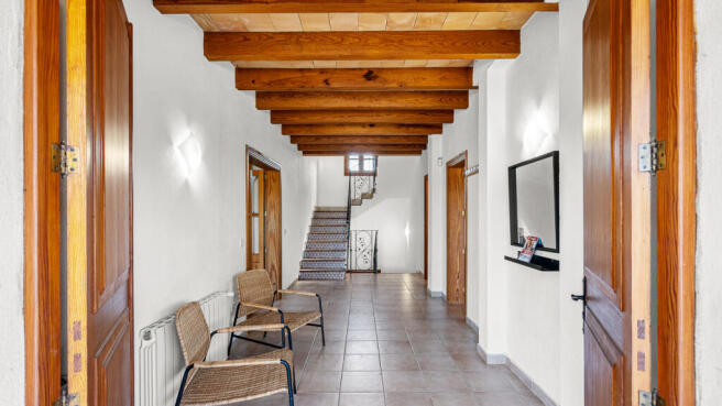 Eingangsbereich mit Echtholzbalken und Treppenhaus