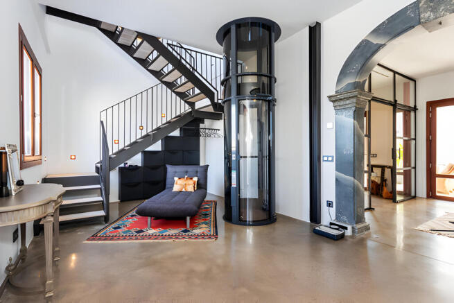 Eingangsbereich mit Stilvoller Treppe und Fahrstuhl