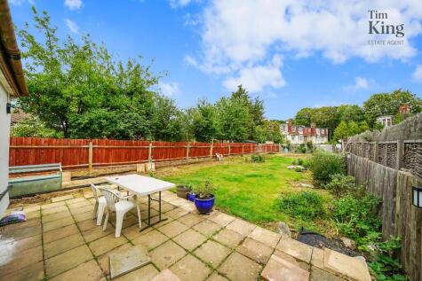 Courtland Avenue, Chingford, E4