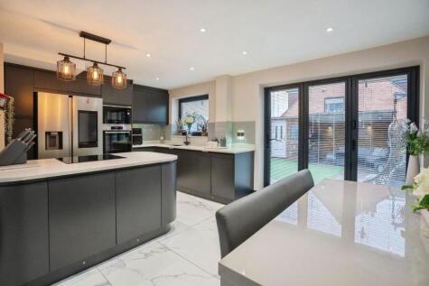 Wexford Avenue, Hale Village, L24