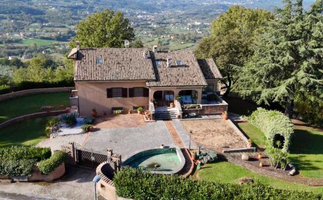 villa front - garden