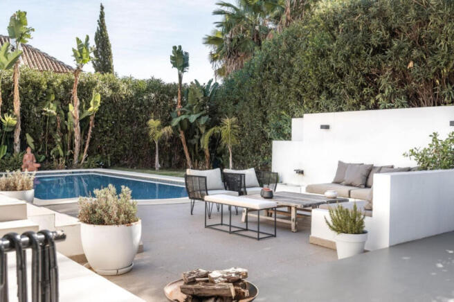 Swimming pool deck