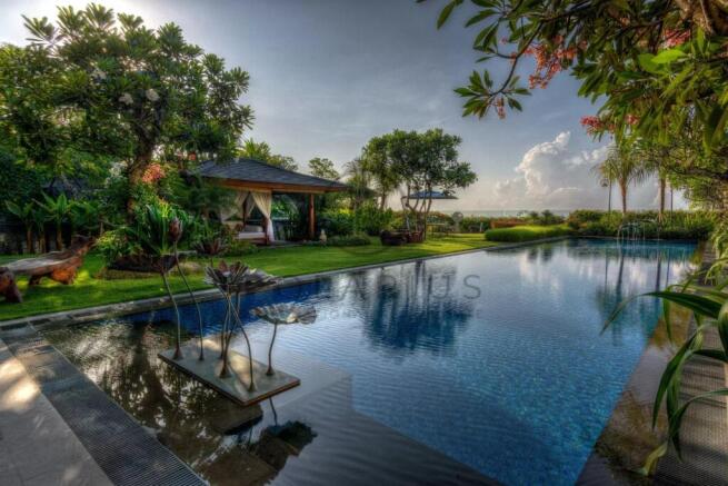 Villa Frangipani garden