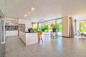 Spacious and modern open-plan kitchen with an isla