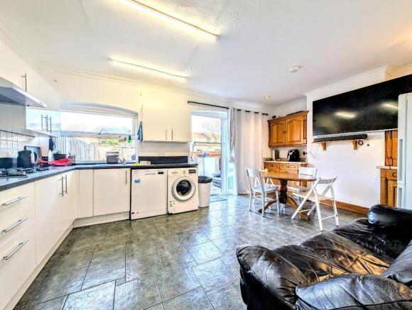 Open plan kitchen / dining area