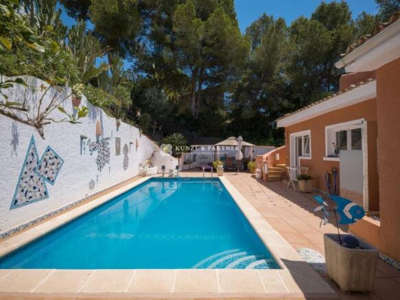 Grosszügiger Pool mit Privatsphäre