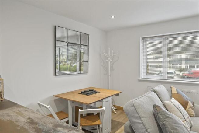 flat 5 dining area.jpg