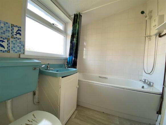 40 Newlands Street - bathroom.jpg