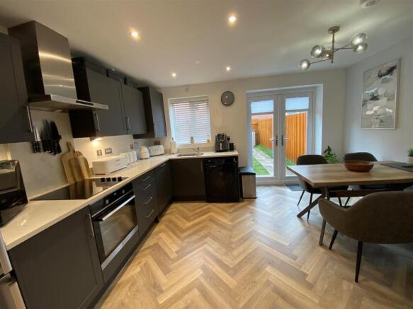 34 Ffordd Darwin - kitchen.jpg