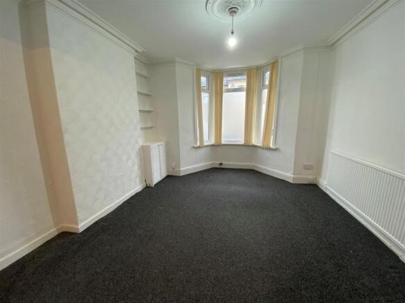 13 St Marys - living room.jpg