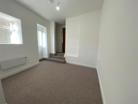 3, 284 Holton Road - living room.jpg