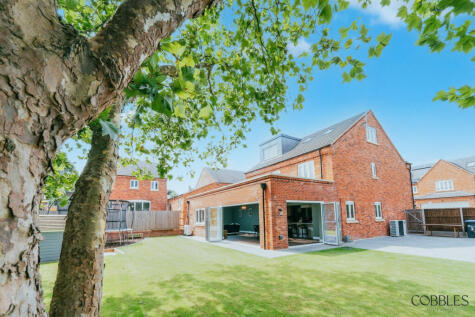 Lakeside Close, Northampton, NN5 7FG