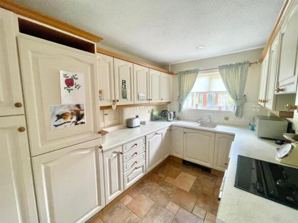 Kitchen 2.jpg