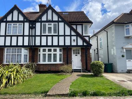 Beautifully modernised 4 Bedroom House in Farm Road HA8