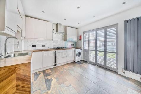 Large 4/5 bedroom house in Broomgrove Gardens HA8