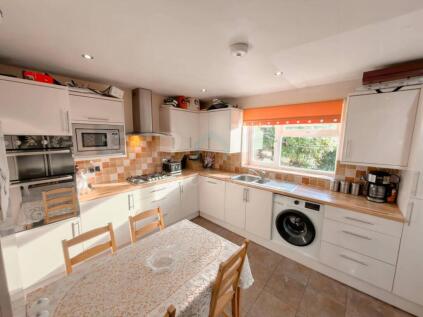 4 Bedroom family home in Rossington Avenue, Borehamwood