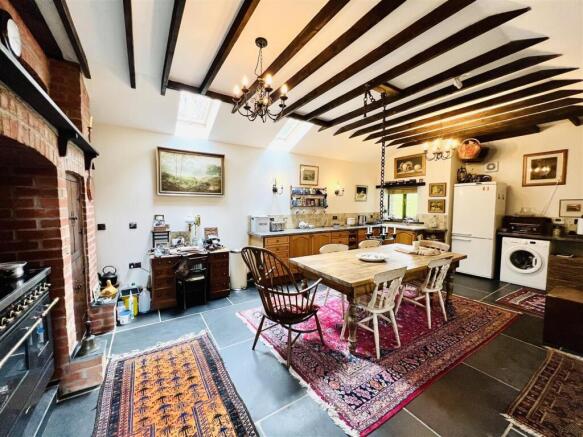 KITCHEN / LIVING ROOM