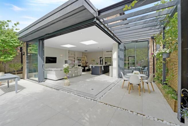 02-6fe283629-AP-J2IZ6V-9 Vallis Way-4.jpg