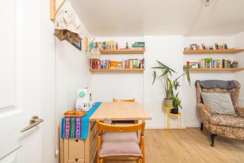 Stream Close, Brentry