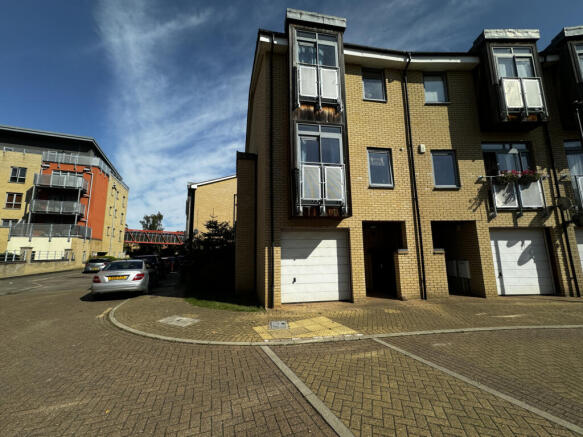 4 Bedroom Town House next to Train Station, Cambr