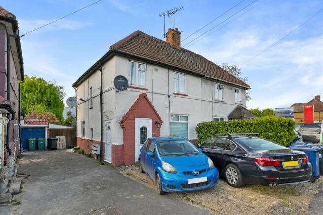 Split-Level One-Bedroom Maisonette with parking